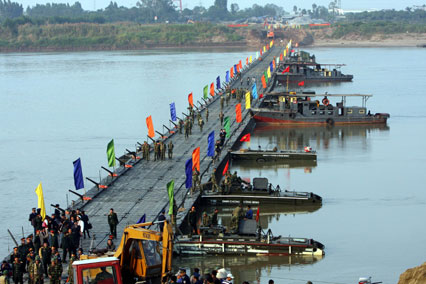 Bộ đội Công binh thông xe kỹ thuật qua sông Hồng 