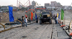 Đổi giờ lưu thông xe qua cầu phao Chèm