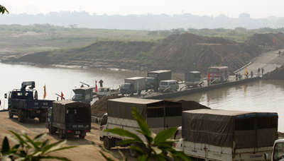 Đại tướng Lê Văn Dũng thăm và kiểm tra bộ đội công binh đang làm nhiệm vụ tại cầu phao Chèm