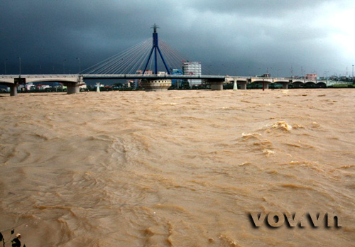 Miền Trung dồn sức khắc phục hậu quả bão số 9 