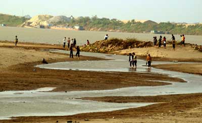 Mực nước sông Hồng thấp ngang mực nước biển 