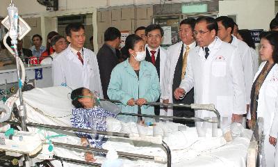 Tổng Bí thư Nông Đức Mạnh thăm và chúc tết cán bộ, nhân viên Bệnh viện Bạch Mai