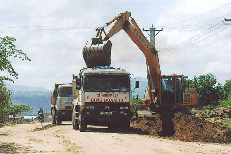 Đại tướng  Phùng Quang Thanh kiểm tra việc xây dựng đường Đông Trường Sơn