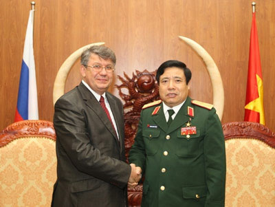 Đại tướng Phùng Quang Thanh tiếp Đại sứ Nga và Ba Lan