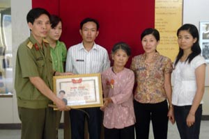 Cô dân quân dùng liềm bắt sống phi công Mỹ