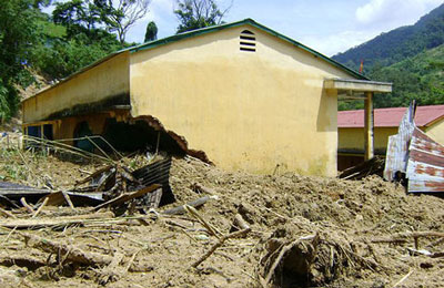 Huy động nhà dân làm trường học cho học sinh vùng lũ