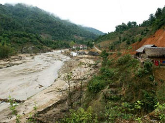 Đắc Lắc: Bộ đội cứu 13 người mắc kẹt vì lũ quét bất thường