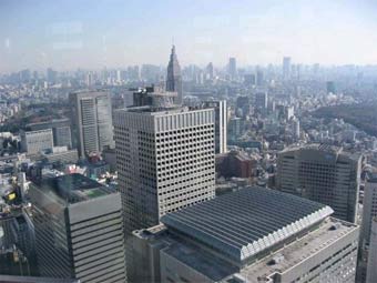 Trên nhịp cầu nối Đông-Tây