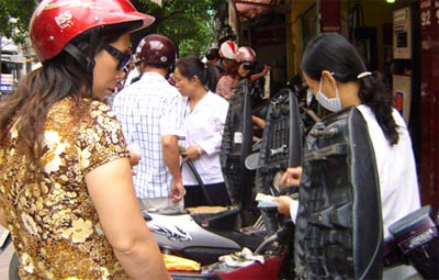 Xăng bất ngờ giảm giá 300-350 đồng/lít