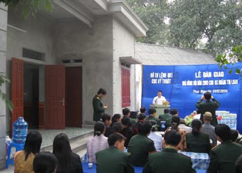 Bàn giao nhà tình nghĩa và nhà đồng đội cho đối tượng chính sách