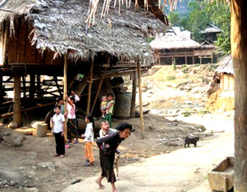 Thiết thực giúp đỡ huyện nghèo