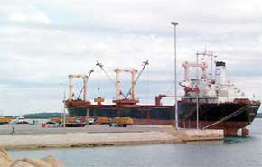 Cảng Dung Quất xuất lô dầu hỏa đầu tiên
