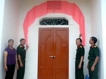 Bàn giao nhà tình nghĩa cho thân nhân liệt sĩ