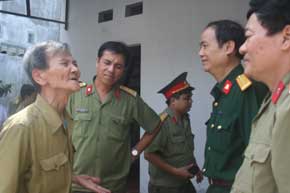 Thêm ấm tình quân dân