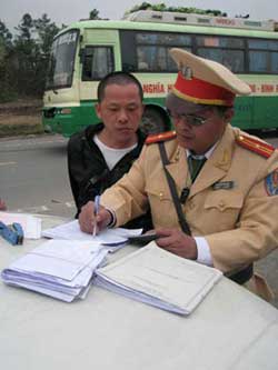 Trẻ em trên 6 tuổi phải đội mũ bảo hiểm