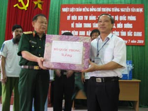 Lãnh đạo Bộ Quốc phòng thăm và tặng quà thương binh, bệnh binh nặng