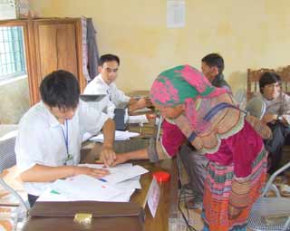 Giải ngân cho người nghèo ở “Cổng trời” Lào Cai