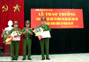 Trao thưởng cho các đơn vị công an lập chiến công bắt 155 bánh heroin