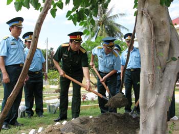 Đại tướng Phùng Quang Thanh thăm và làm việc tại Trường sĩ quan Không quân