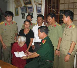 Nghĩa tình gửi tặng chiến trường xưa...