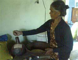 “Hũ gạo tình thương” làm đẹp thêm tình làng nghĩa xóm