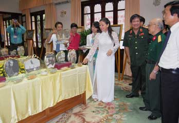 Triển lãm tranh cát “Chân dung Chủ tịch Hồ Chí Minh và Đại tướng Võ Nguyên Giáp”