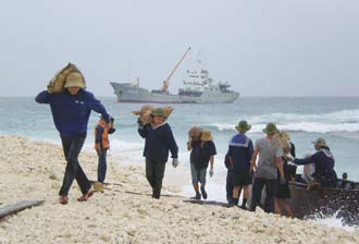 Thức đêm cùng những người “kê cao đất nước”