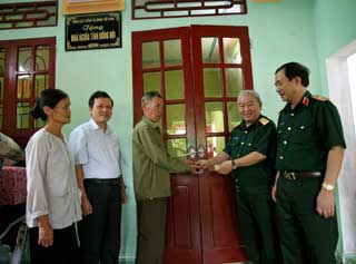 Đại tướng Lê Văn Dũng dự lễ trao nhà đồng đội tặng thương binh Lê Văn Tư