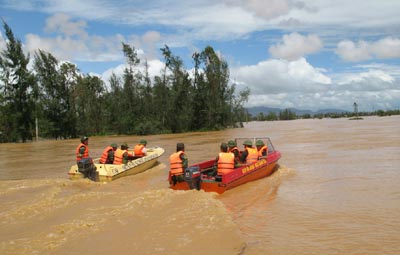 Quân khu 5 tăng cường thêm 1.000 quân giúp dân sau bão