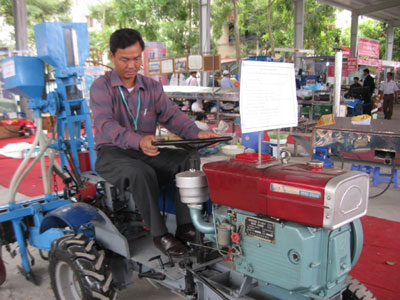 Ông kĩ sư đầu bạc