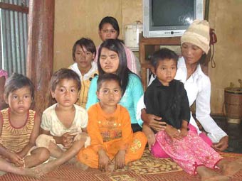 H’Cam – Mẹ của 11 trẻ bất hạnh