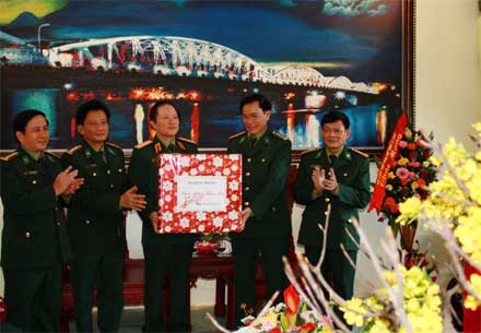 Thượng tướng Nguyễn Huy Hiệu thăm, chúc Tết cán bộ, chiến sĩ Biên phòng Thừa Thiên-Huế
