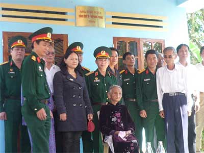 Trao 2 nhà tình nghĩa trị giá 100 triệu đồng