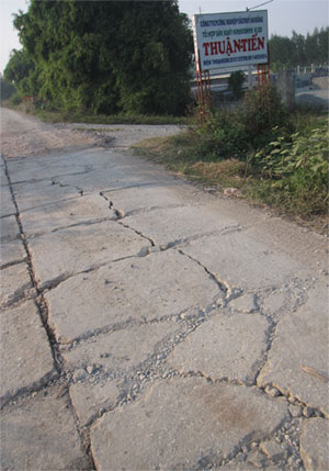 Dân khổ sở vì đường xuống cấp
