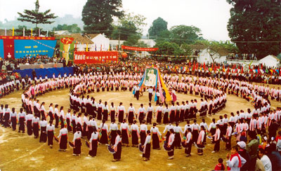 Những trái tim đen núp danh thánh thần