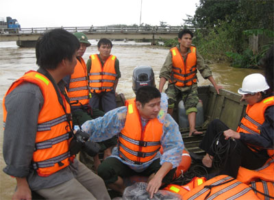 Dũng cảm vượt lũ cứu dân