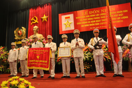 Ba tập thể và cá nhân đón nhận danh hiệu Anh hùng LLVT nhân dân