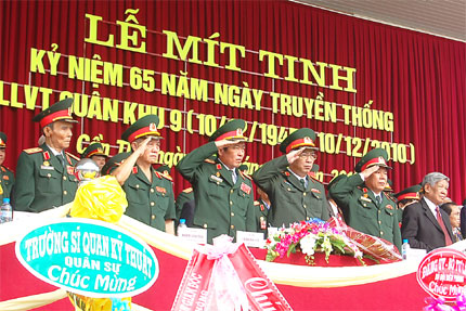 Đón nhận Huân chương Sao Vàng lần thứ ba