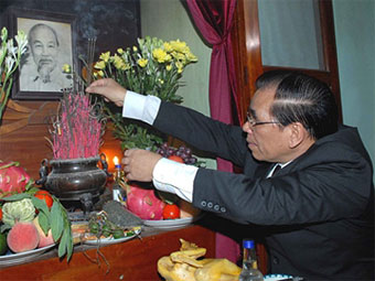 Tổng Bí thư dâng hương tưởng niệm Bác Hồ