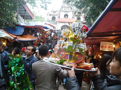 Đầu năm chen lấn “xin Bà Chúa xuất kho”