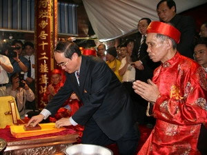 Khoảng 5 vạn người về dự lễ khai ấn Đền Trần