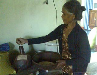 “Hũ gạo tình thương” giúp phụ nữ nghèo