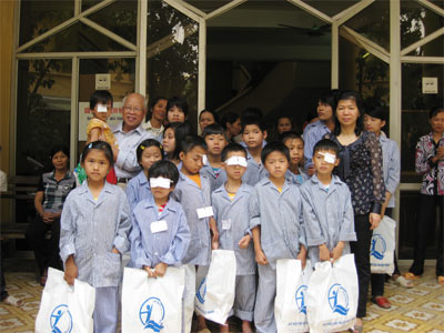 Thăm và tặng quà cho 33 trẻ em bị các bệnh về mắt đang phẫu thuật