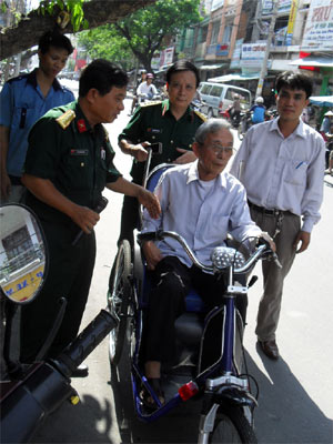 Trao quà cho đối tượng chính sách