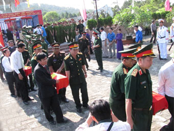 Truy điệu và an táng 22 liệt sĩ quân tình nguyện Việt Nam hy sinh tại Lào