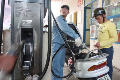 Điều chỉnh lương cơ bản: Không để “té nước theo mưa”