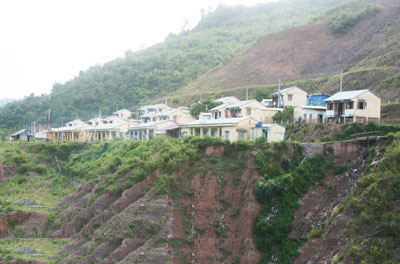 Di dân về... vùng đói