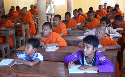 Phum, sóc rủ nhau đi học