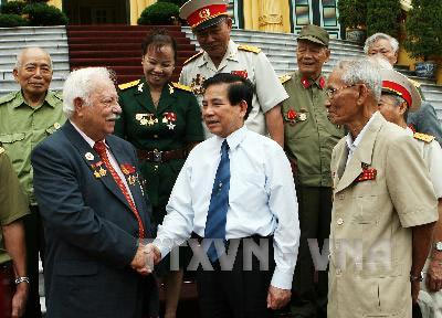 Chủ tịch nước Nguyễn Minh Triết tiếp các đại biểu cựu chiến binh Trung đoàn 803