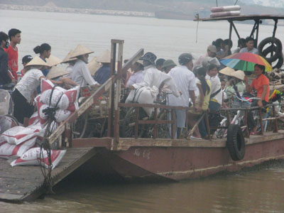 Lênh đênh “xã đảo” ven sông Hồng